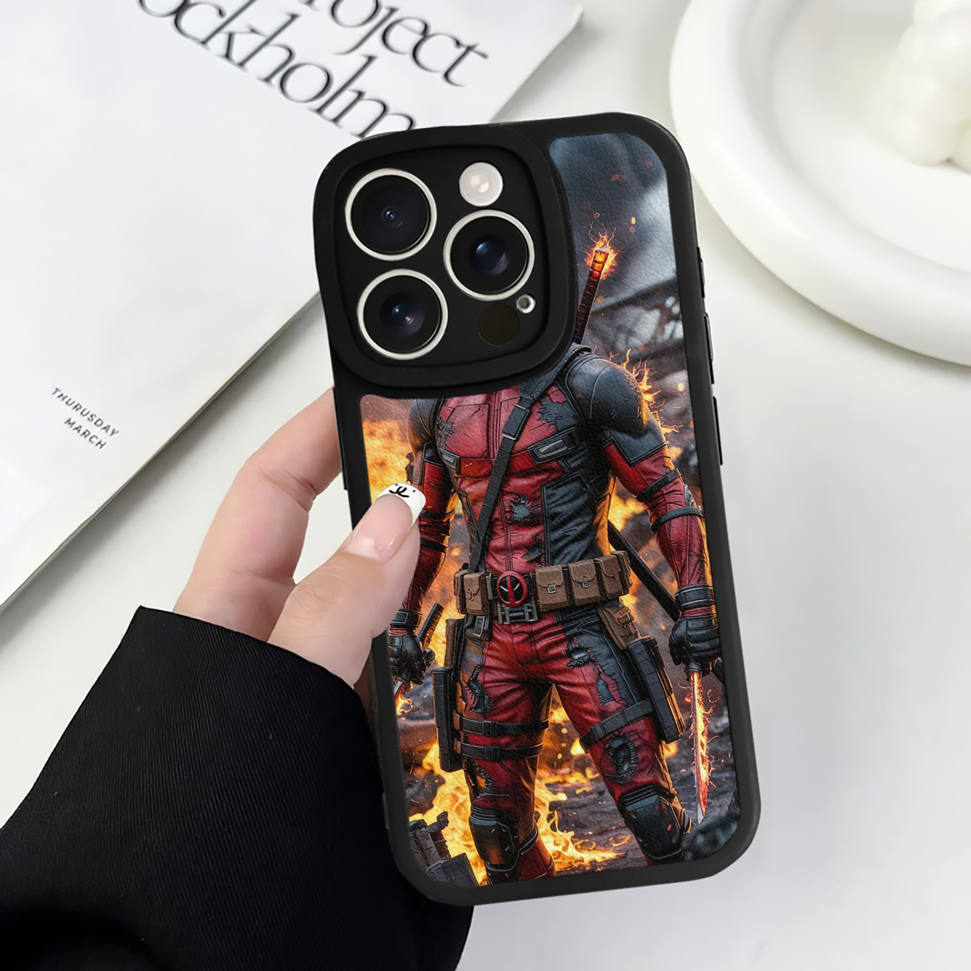 （画像用） Deadpool デッドプール 【iPhone 16シリーズ対応】シリコンスマホケース（レザー調） 材質：シリコン
